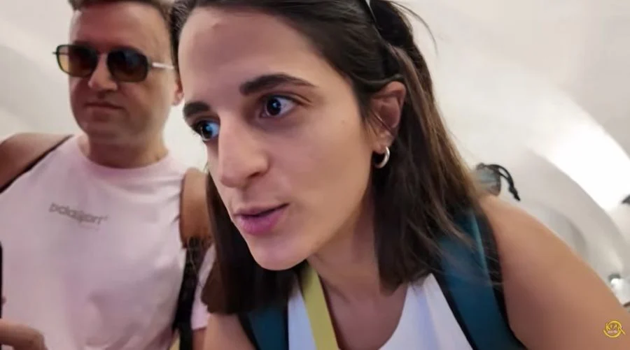 Η Zoe Pre χαμογελαστή σε vlog στο δρόμο - Η Γενιά Μας.