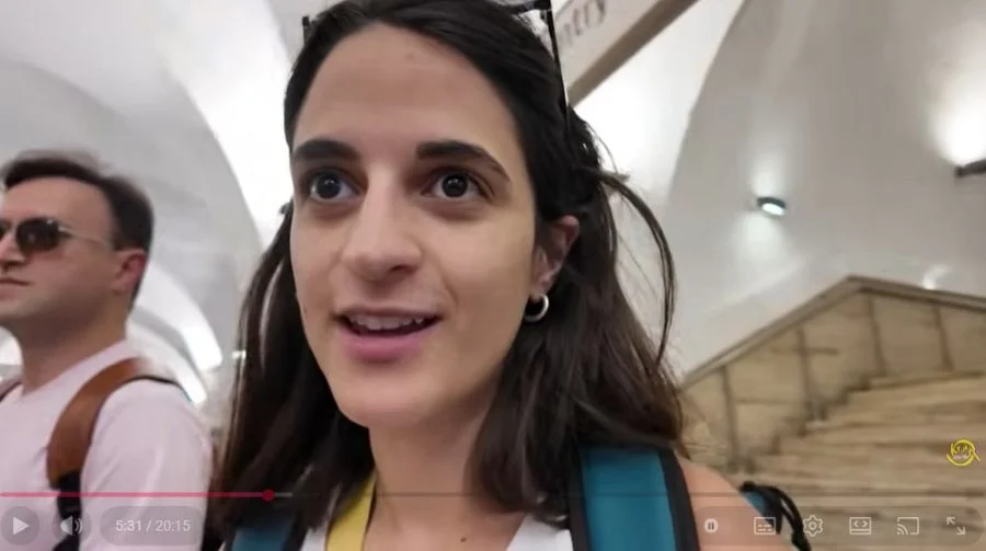 Η Zoe Pre στο studio ηχογράφησης podcast - youngpeople.gr