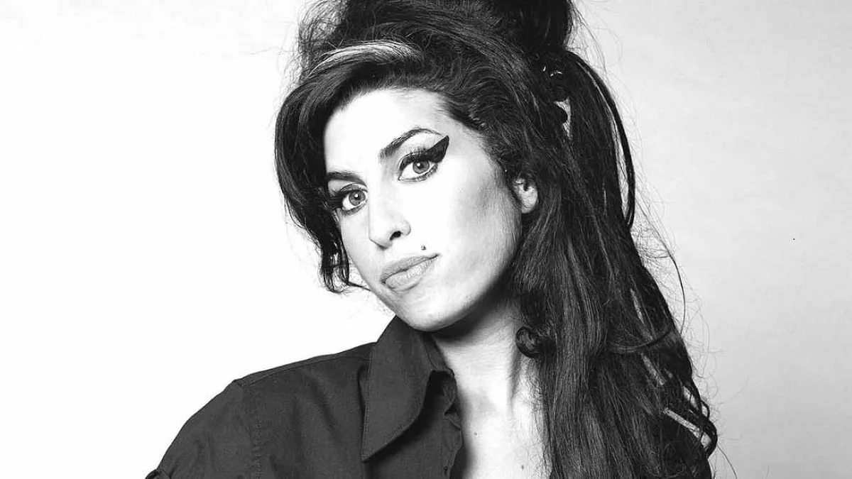 amy-winehouse-afieroma Amy Winehouse: Η φωνή που σημάδεψε τη σύγχρονη Soul και Jazz.