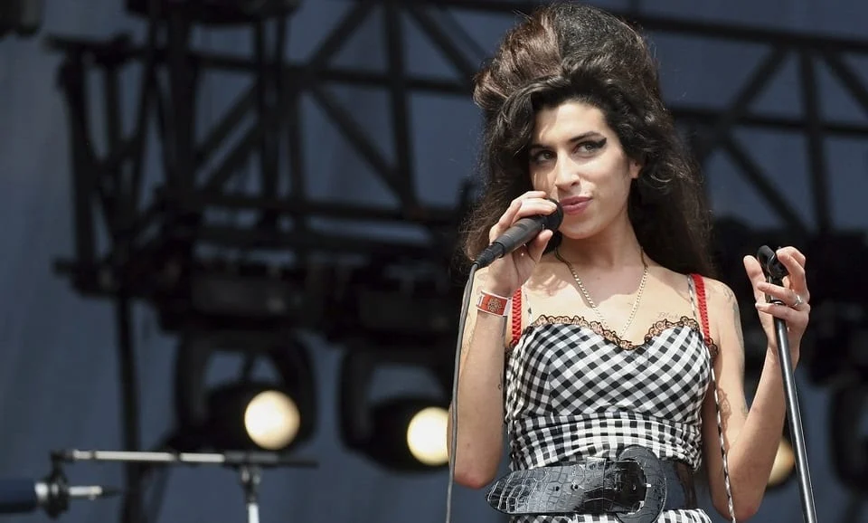 Amy Winehouse συναυλία live φεστιβάλ μικρόφωνο youngpeople.gr