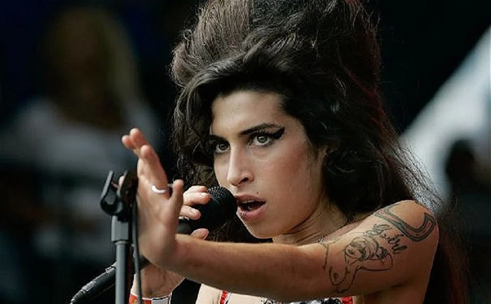 Amy Winehouse ζωντανή εμφάνιση μικρόφωνο συναυλία youngpeople.gr