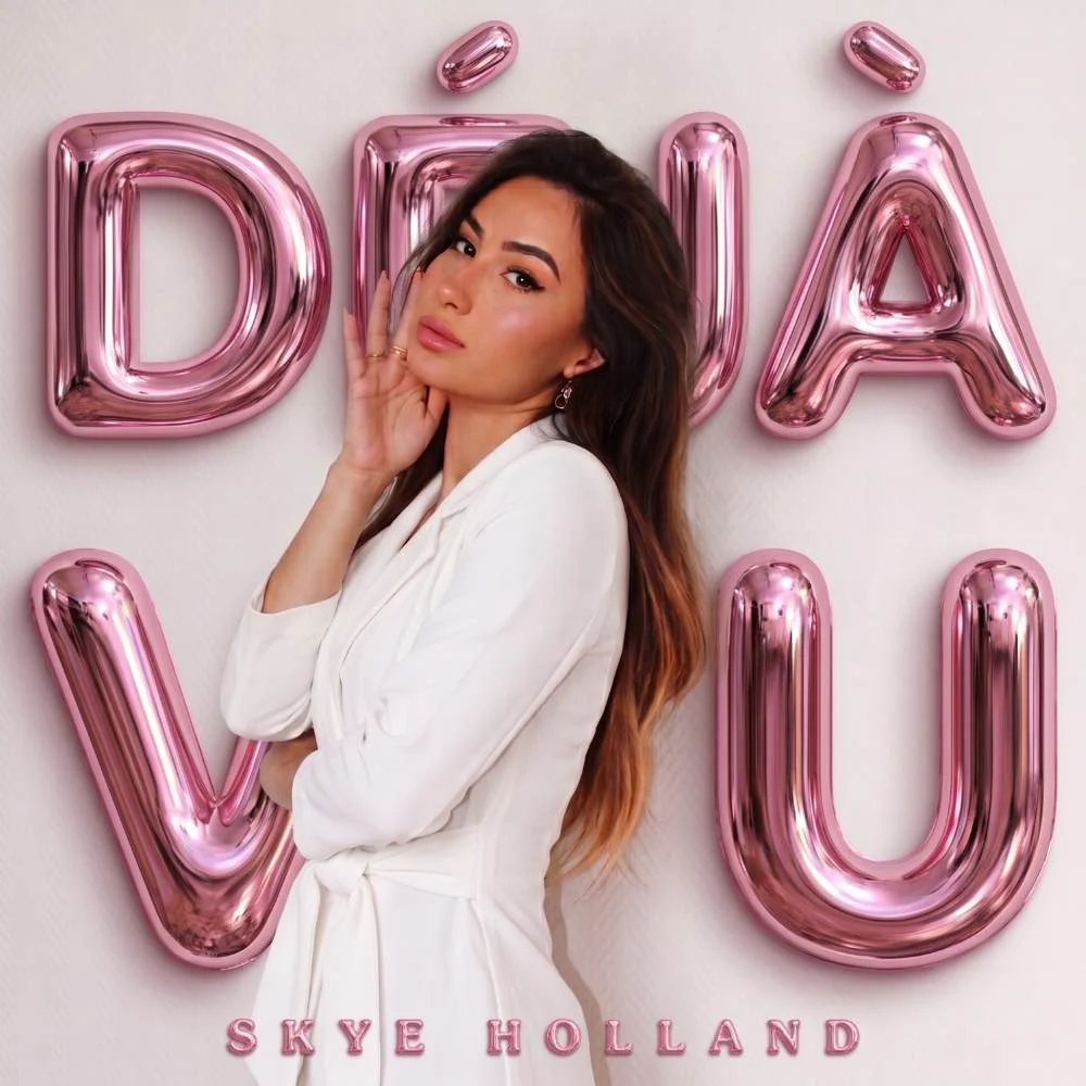 H Skye είναι μία pop star με «διεθνές» αποτύπωμα- γεννήθηκε στο Τόκυο και σε ηλικία 10 ετών ήταν μέλος του ιαπωνικού teen group HappyNs.