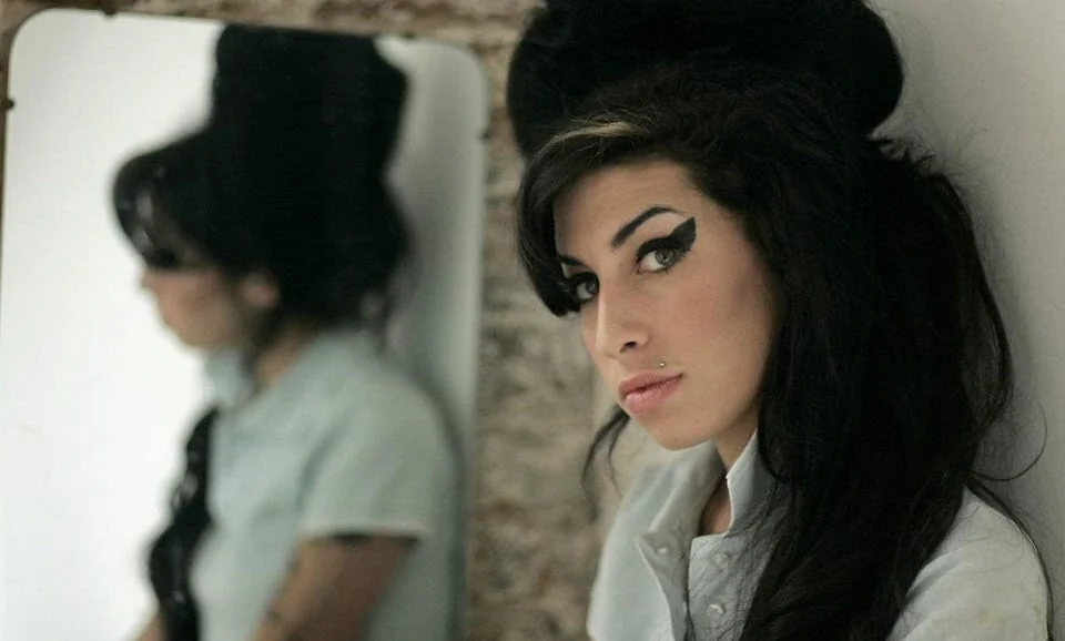 Amy Winehouse καθρέφτης πορτρέτο αφιέρωμα youngpeople.gr
