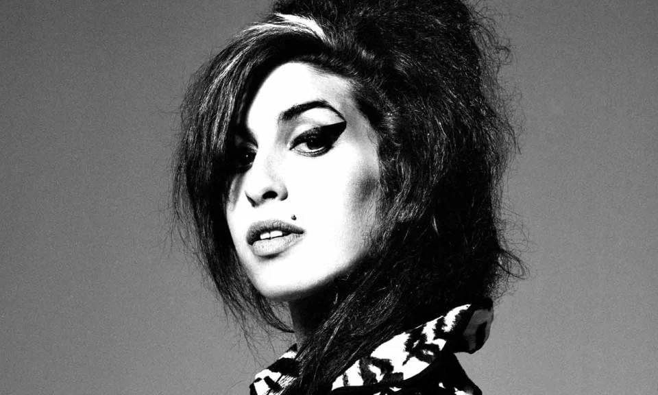 Amy Winehouse ασπρόμαυρο πορτρέτο beehive μαλλιά youngpeople.gr