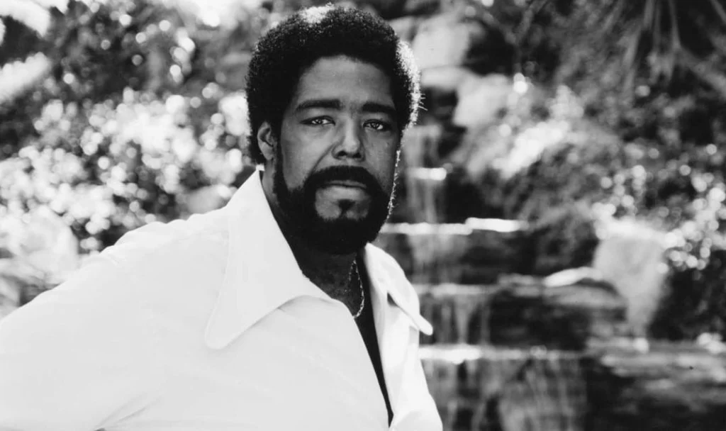 Barry White πορτρέτο λευκό πουκάμισο δεκαετία 70 youngpeople.gr